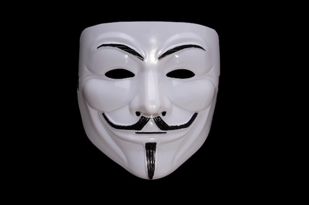 Maschera anonima isolata su sfondo nero.