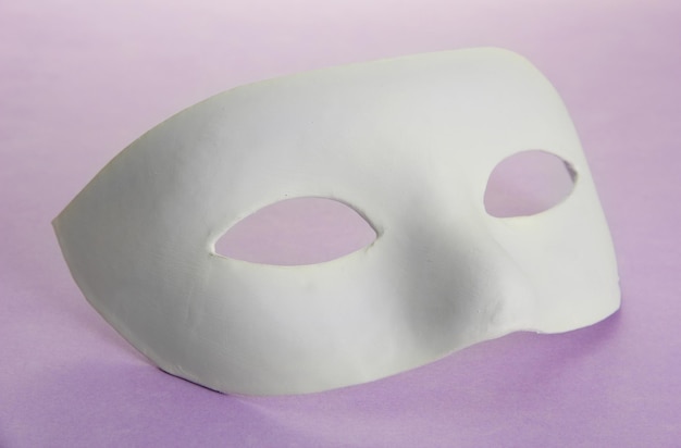 Maschera bianca su sfondo viola