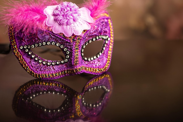 Maschera da carnevale bella maschera di carnevale sotto superficie riflettente messa a fuoco selettiva