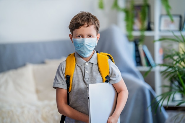 Maschera da portare del piccolo scolaro durante il virus e l'influenza. protezione dalle malattie.