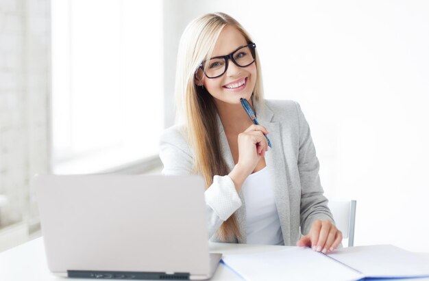 Maschera dell'interno della donna sorridente con i documenti e la penna