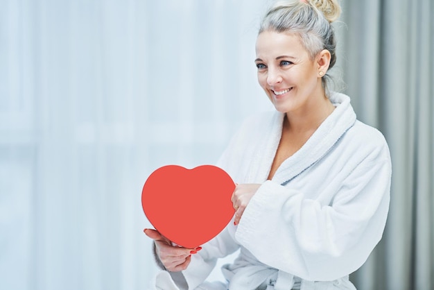 Maschera della giovane donna matura con cuore