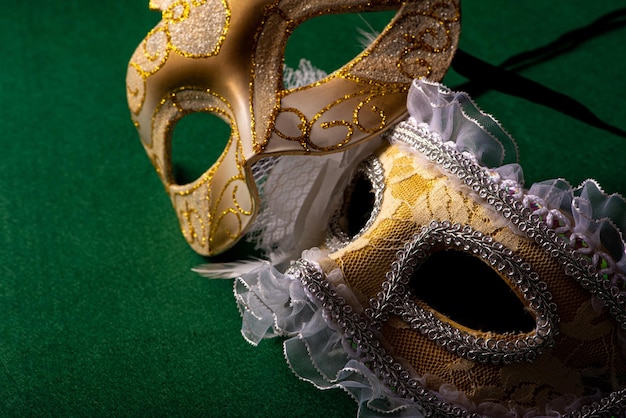 Maschera di carnevale Bella maschera di carnevale posta su sfondo verde feltro fuoco selettivo