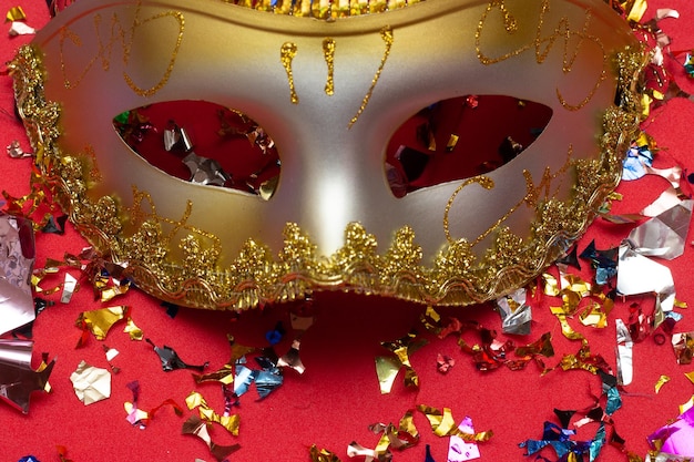 Maschera di carnevale colorato sullo sfondo rosso con diversi ornamenti