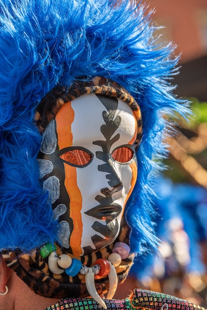 Maschera di carnevale con parrucca blu