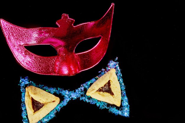 Maschera di carnevale rossa per il travestimento. Festa ebraica Purim.