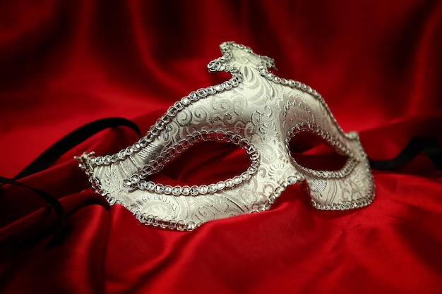Maschera di carnevale veneziano d'epoca su sfondo di velluto