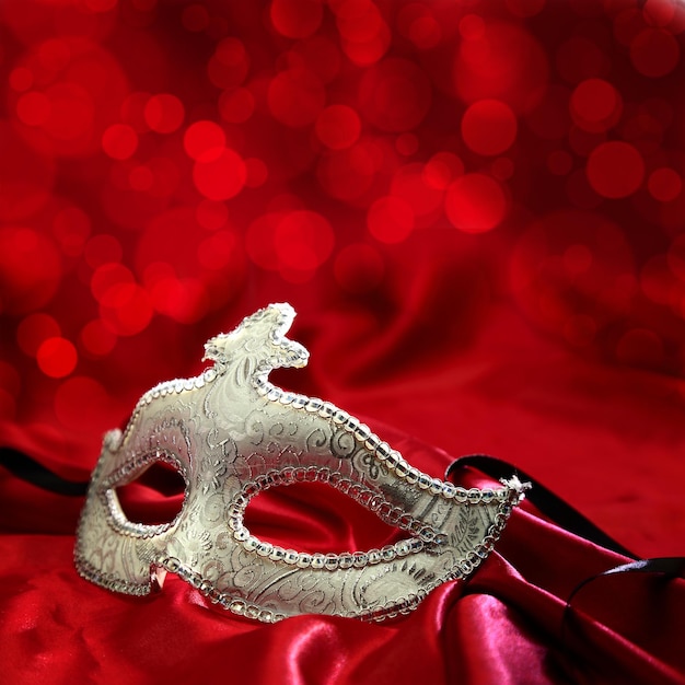 Maschera di carnevale veneziano d'epoca su sfondo rosso