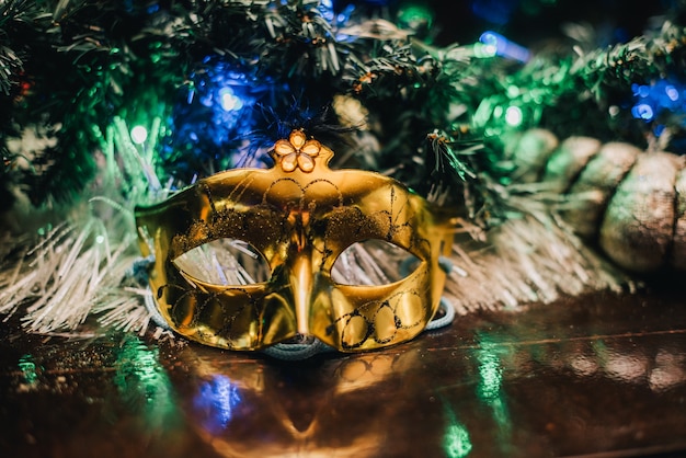 Maschera di carnevale vicino all'albero di Natale. maschera vicino all'albero di Capodanno.