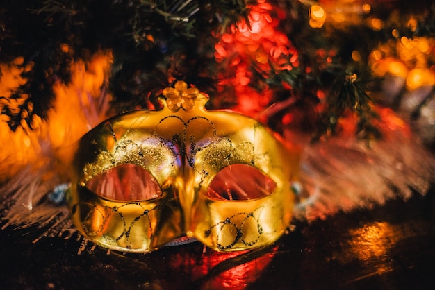 Maschera di carnevale vicino all'albero di Natale. maschera vicino all'albero di Capodanno.