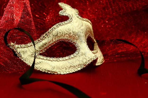 Maschera di carnevale vintage su sfondo rosso