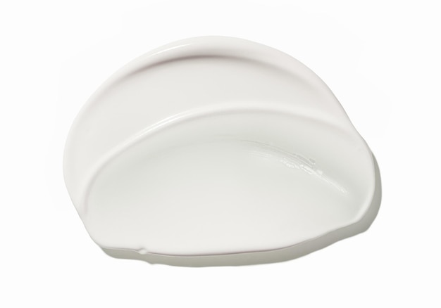 Maschera di crema cosmetica bianca macchia di consistenza isolata su sfondo bianco isolato