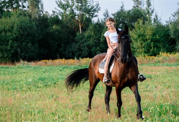 Maschera di giovane cavallo da equitazione grazioso della ragazza