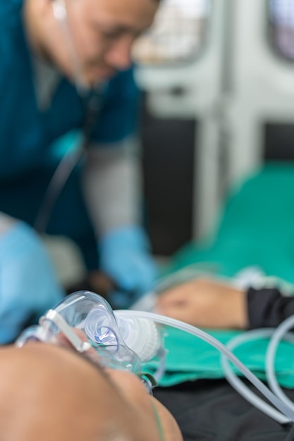 Maschera di ossigeno sul volto di un paziente all'interno di un'ambulanza