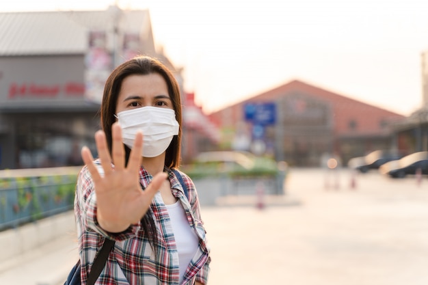 Maschera di protezione da portare della donna asiatica per proteggere da virus. Concetto di Coronavirus COVID-19.