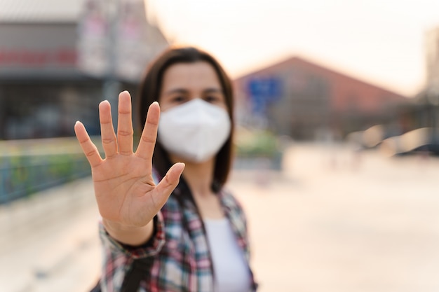 Maschera di protezione da portare della donna asiatica per proteggere da virus. Concetto di Coronavirus COVID-19.