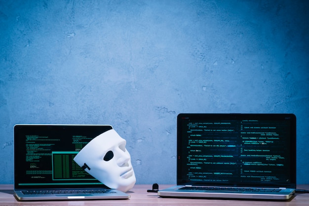 Maschera e laptop degli hacker