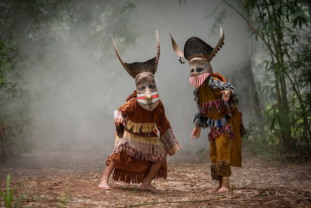 Maschera fantasma di Phi ta khon festival e costumi colorati