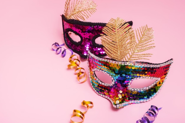 Maschera festiva per la celebrazione del carnevale su sfondo colorato