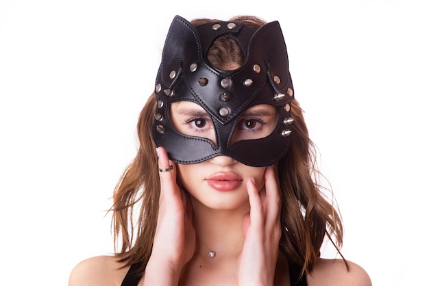 Maschera in pelle, elegante, nera del gatto su giovane modello femminile su sfondo bianco. isolato. primo piano, ritratto