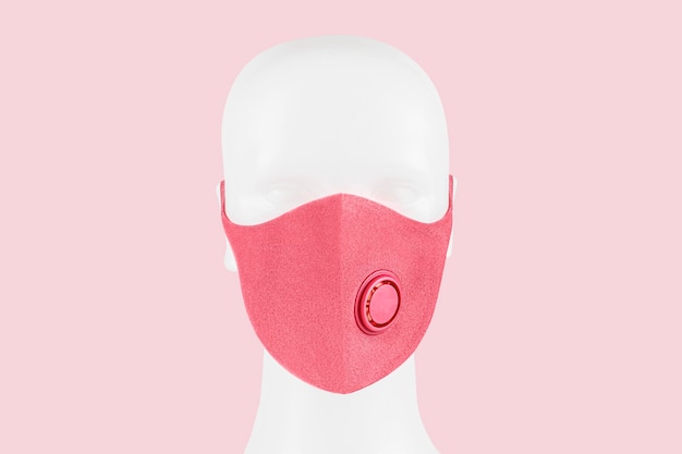 Maschera in schiuma rosa con valvola su una testa di manichino bianco