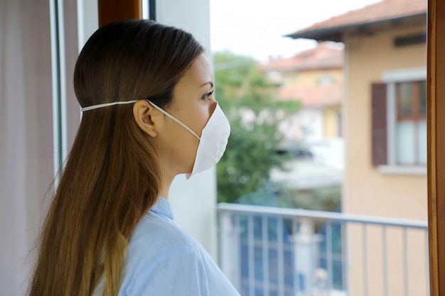 Maschera isolante da ragazza sul viso contro il Coronavirus 2019.