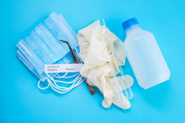 Maschera medica e disinfettante sulla superficie del blu