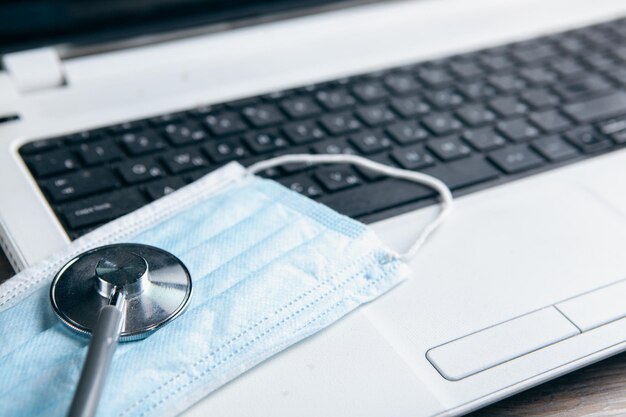 Maschera medica e stetoscopio per laptop