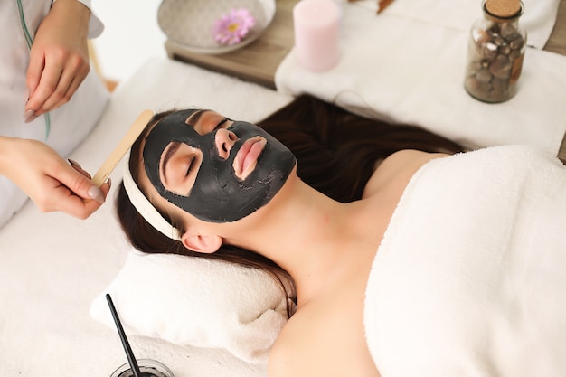 Maschera peeling viso, trattamento di bellezza termale