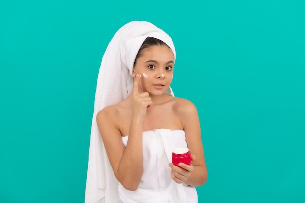 Maschera per capelli della tenuta dell'adolescente. bambino con crema per la pelle. abitudine quotidiana e cura della persona.