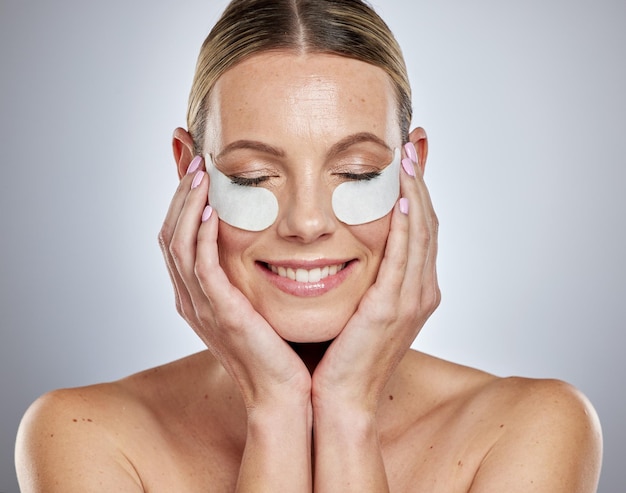 Maschera per gli occhi della donna e ritratto per la cura della pelle con le mani in studio per bellezza benessere cura del viso di lusso o cosmetici dermatologia Felice ragazza australiana viso idratazione della pelle e bende antietà