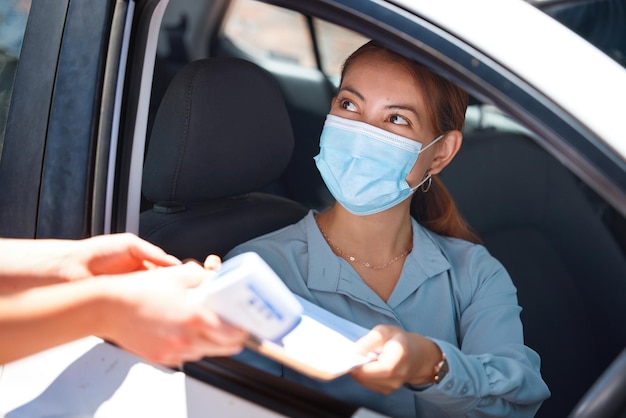 Maschera per il viso dell'automobilista e documento covid donna esame referto medico per la sicurezza sicurezza e protezione dal virus corona Modulo cartaceo ragazza lavoratrice e pass per veicoli a motore Domande del test sanitario Covid 19