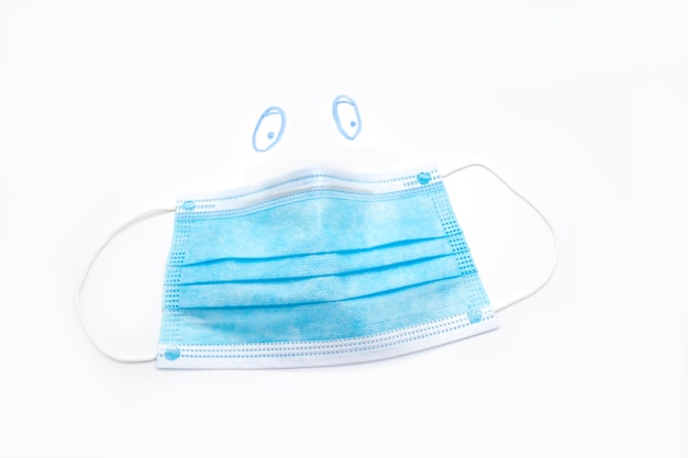 maschera protettiva medica blu su sfondo bianco con occhi emotivi disegnati