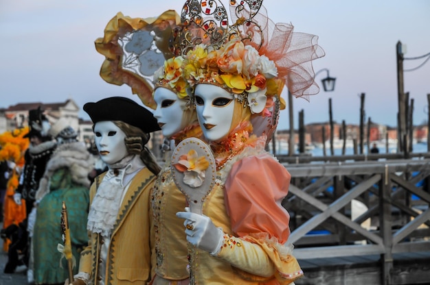 Maschera tradizionale di Carnevale di Venezia con Decoro Colorato