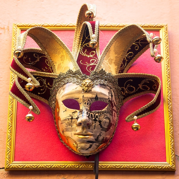 Maschera veneziana tradizionale sul vecchio fondo del muro