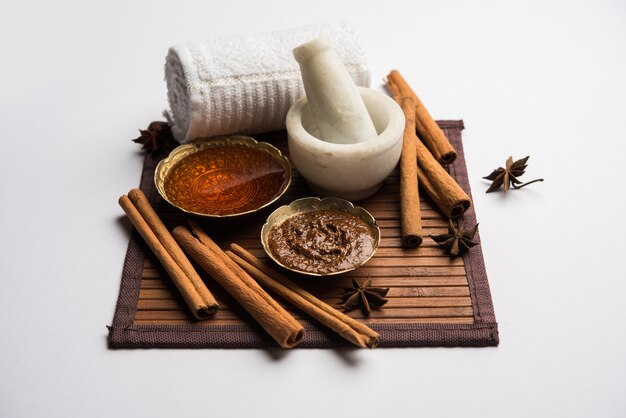 Maschera viso ayurvedica al miele di cannella realizzata con polvere di daalacheenee o Dalchini miscelata con Shahad, messa a fuoco selettiva