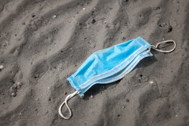 Maschera viso usata sulla spiaggia