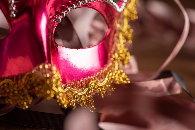 Maschere di carnevale bellissime maschere veneziane in dettaglio con serpentina su un fuoco selettivo da tavolo