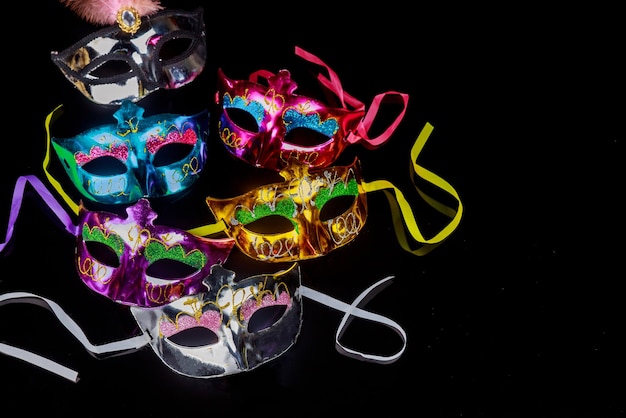 Maschere di carnevale su sfondo nero Festa ebraica Purim