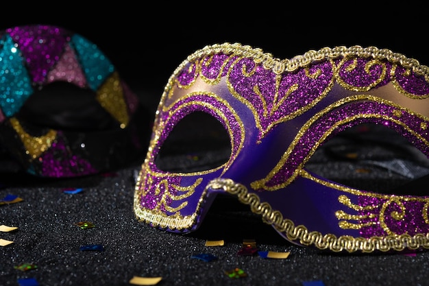 Maschere di mascherata veneziane su sfondo nero Disegno di festa di carnevale