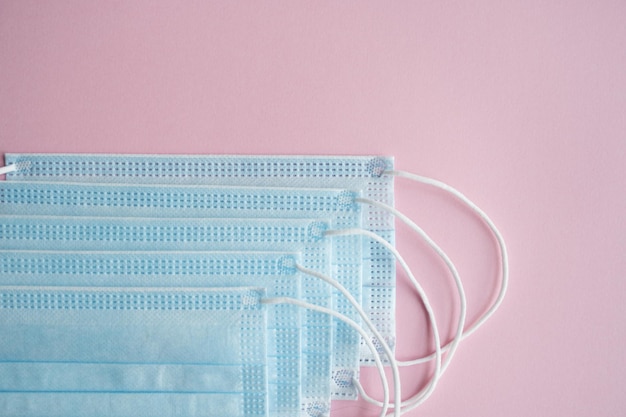 Maschere di protezione medica su sfondo rosa Maschera medica antivirale per la protezione contro la covid-19