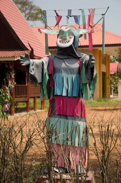 Maschere e costume Phi Kon Nam o tradizione dell'acqua della carrozza fantasma per la visita delle persone nel festival dei fantasmi a Ban Nasao a Chiang Khan il 21 febbraio 2017 a Loei Thailandia