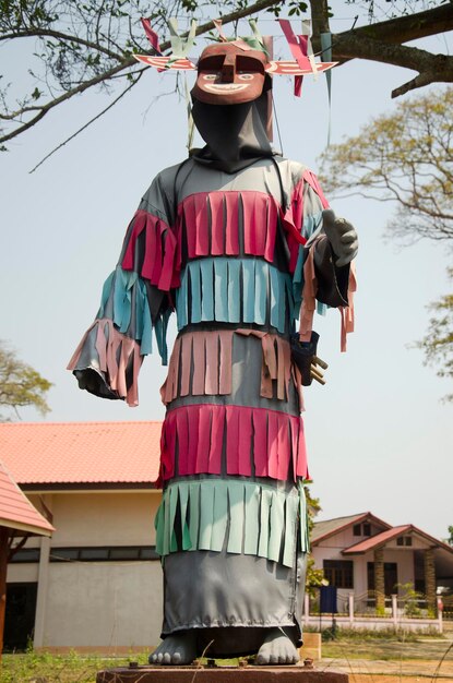 Maschere e costume Phi Kon Nam o tradizione dell'acqua della carrozza fantasma per la visita delle persone nel festival dei fantasmi a Ban Nasao a Chiang Khan il 21 febbraio 2017 a Loei Thailandia