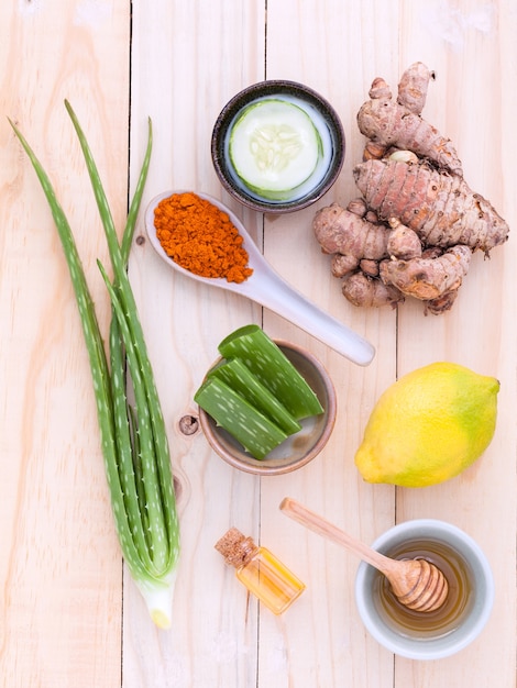 Maschere facciali fatte in casa con ingredienti naturali sul tavolo di legno.