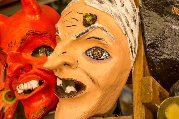 Maschere fatte a mano dal Nicaragua in vendita al mercato artigianale