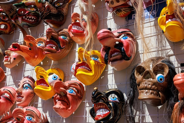 Maschere in vendita per la festa della Virgen del Carmen Paucartambo Cusco Perù