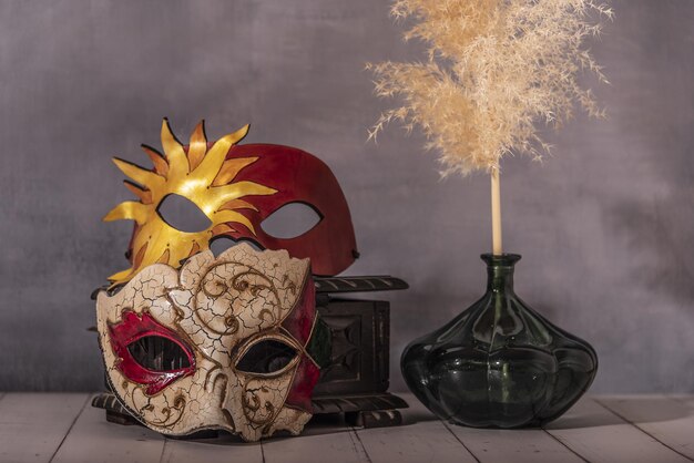 Maschere tradizionali del carnevale di Venezia, realizzate e dipinte a mano in Italia.