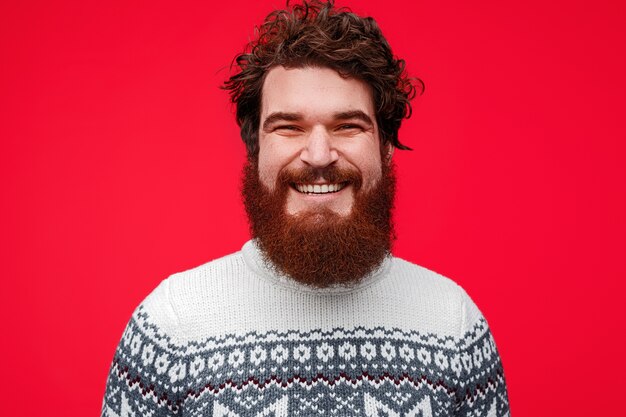 maschio barbuto in abiti invernali sorridente