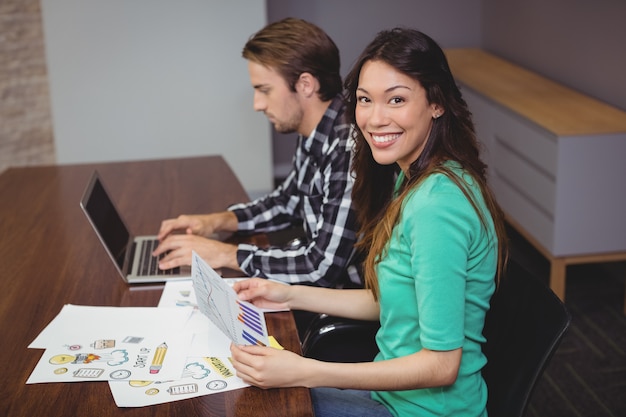 Maschio e grafici che lavorano insieme nella sala conferenze