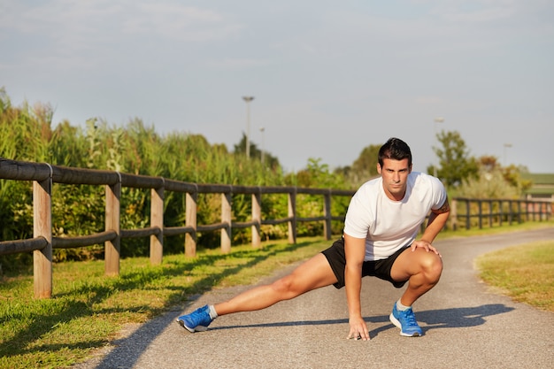 Maschio facendo stretching